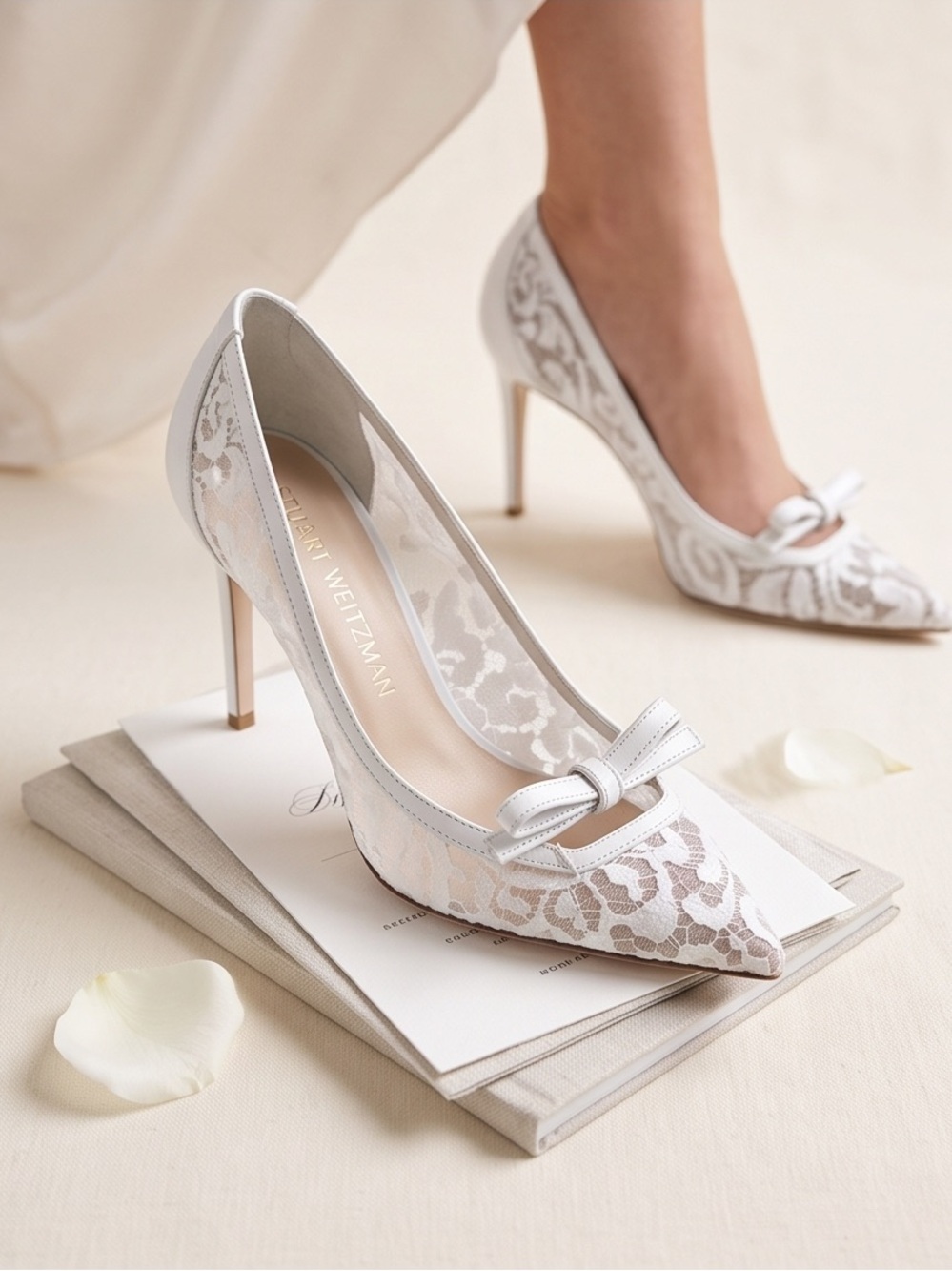 Stuart Weitzman Women’s White Lace and Leather Pointed-Toe Comfort Bow Heels 👠